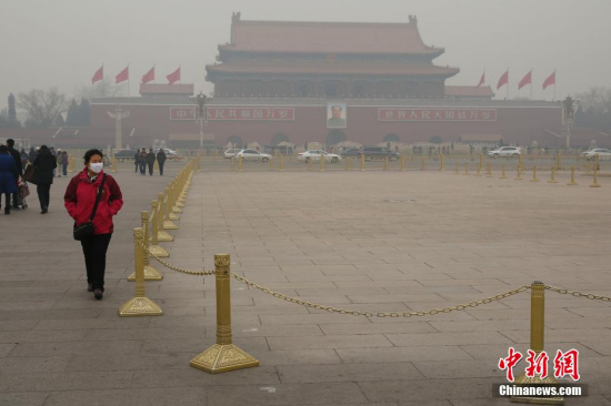 A photo taken on Jan 15, 2015 shows Tian'anmen Square is shrouded by smog. (Photo/China News Service) A photo taken on Jan 15, 2015 shows Tian'anmen Square is shrouded by smog. (Photo/China News Service)