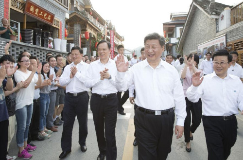 Chinese President Xi Jinping (front) waves to people at Huamao Village of Fengxiang Township in Zunyi County, southwest China's Guizhou Province, June 16, 2015. Xi had an inspection tour in Guizhou Province from June 16 to 18. (Xinhua/Huang Jingwen) Chinese President Xi Jinping (front) waves to people at Huamao Village of Fengxiang Township in Zunyi County, southwest China's Guizhou Province, June 16, 2015. Xi had an inspection tour in Guizhou Province from June 16 to 18. (Xinhua/Huang Jingwen)