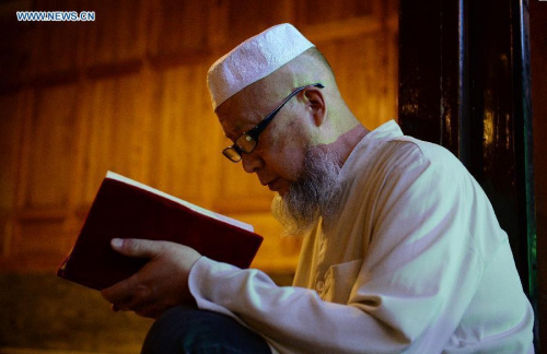 A muslim reads the Quran in a mosque in Xi'an, capital of northwest China's Shaanxi Province, June 17, 2015, the first day of the holy month of Ramadan. (Photo: Xinhua/Liu Xiao) A muslim reads the Quran in a mosque in Xi'an, capital of northwest China's Shaanxi Province, June 17, 2015, the first day of the holy month of Ramadan. (Photo: Xinhua/Liu Xiao)