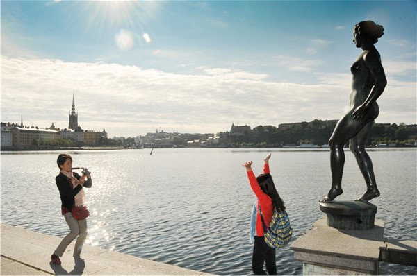 Chinese visitors take pictures at Stockholm's City Hall in Sweden. European countries have become popular destinations for Chinese tourists. (Photo provided to China Daily) Chinese visitors take pictures at Stockholm's City Hall in Sweden. European countries have become popular destinations for Chinese tourists. (Photo provided to China Daily)