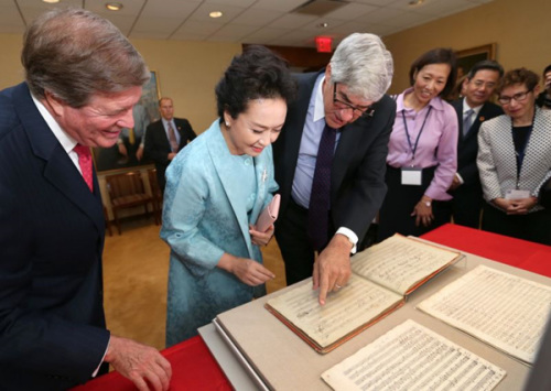 Peng Liyuan admires manuscripts of Beethoven and Mozart in Lincoln Center in New York on September 28, 2015. (Photo/Xinhua) Peng Liyuan admires manuscripts of Beethoven and Mozart in Lincoln Center in New York on September 28, 2015. (Photo/Xinhua)