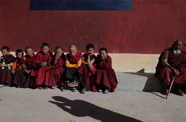Monks at a temple in Ganzi Tibetan autonomous prefecture, Sichuan province. Clergy ill-prepared for retirement and lacking of health insurance is a problem in major religions in China, according to a report by Renmin University of China. (Photo by Wang Yuheng/China Daily) Monks at a temple in Ganzi Tibetan autonomous prefecture, Sichuan province. Clergy ill-prepared for retirement and lacking of health insurance is a problem in major religions in China, according to a report by Renmin University of China. (Photo by Wang Yuheng/China Daily)