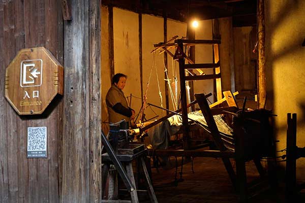 An ancient textile machine. (Photo by Geng Feifei/China Daily) An ancient textile machine. (Photo by Geng Feifei/China Daily)