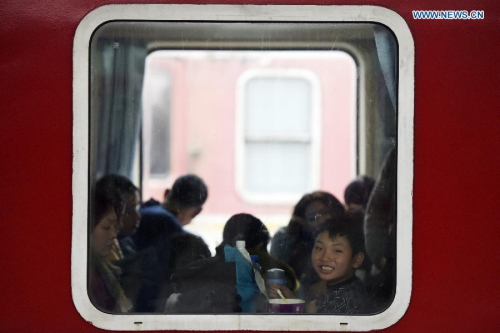 A boy on a train home looks out of the window at the railway station of Hangzhou, capital of east China's Zhejiang province, Feb 3, 2015. (Photo: Xinhua/Ju Huanzong) A boy on a train home looks out of the window at the railway station of Hangzhou, capital of east China's Zhejiang province, Feb 3, 2015. (Photo: Xinhua/Ju Huanzong)