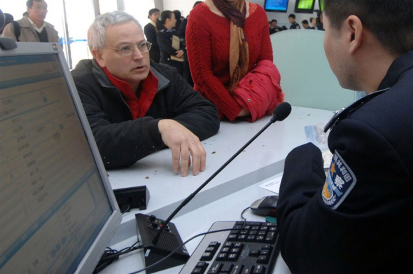 A foreigner inquires about visa and residence permit issues at an exit-entry administration office in Pudong, Shanghai. (File photo/Shanghai Daily) A foreigner inquires about visa and residence permit issues at an exit-entry administration office in Pudong, Shanghai. (File photo/Shanghai Daily)