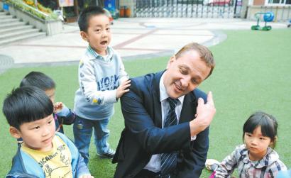 Nigel Jones play with children at a pre-school in Chengdu in 2012. (Photo/West China City Daily) Nigel Jones play with children at a pre-school in Chengdu in 2012. (Photo/West China City Daily)