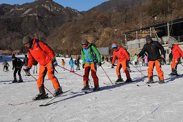 Tibetan skiers practice at Wanlong Ski Resort in Chongli, Hebei province, on Feb 17 during the Sohu Cup national ski mountaineering event. (Provided to China Daily) Tibetan skiers practice at Wanlong Ski Resort in Chongli, Hebei province, on Feb 17 during the Sohu Cup national ski mountaineering event. (Provided to China Daily)