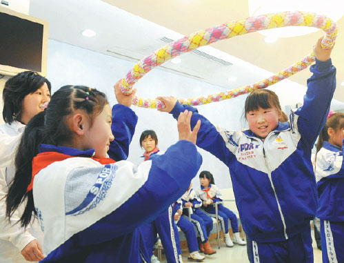 Volunteers play games with students from Beijing Zhiquan School in December 2009. Yuan Zhou / For China Daily Volunteers play games with students from Beijing Zhiquan School in December 2009. Yuan Zhou / For China Daily