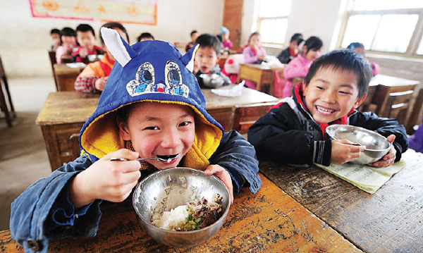 Students have free lunch at a classroom of a primary school in Mashan county, Guangxi Zhuang autonomous region. The Free Lunch for Children project has benefited 465 schools in poverty-stricken areas across China. Provided to China Daily Students have free lunch at a classroom of a primary school in Mashan county, Guangxi Zhuang autonomous region. The Free Lunch for Children project has benefited 465 schools in poverty-stricken areas across China. Provided to China Daily