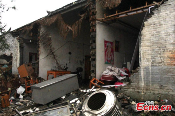 Downpours, hailstorms and a tornado battered parts of Yancheng City at 2:30 pm Thursday. (Photo:China News Service/Gu Hua) Downpours, hailstorms and a tornado battered parts of Yancheng City at 2:30 pm Thursday. (Photo:China News Service/Gu Hua)
