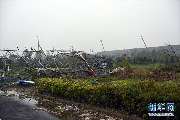 Downpours, hailstorms and a tornado battered parts of Yancheng City at 2:30 pm Thursday. (Photo/Xinhua) Downpours, hailstorms and a tornado battered parts of Yancheng City at 2:30 pm Thursday. (Photo/Xinhua)