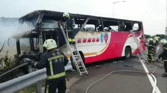Twenty-six people died after a tourist bus collided with a road barrier and then caught fire on a highway to Taoyuan International Airport in Taipei, Taiwan on Tuesday. (Photo provided to China News Service)