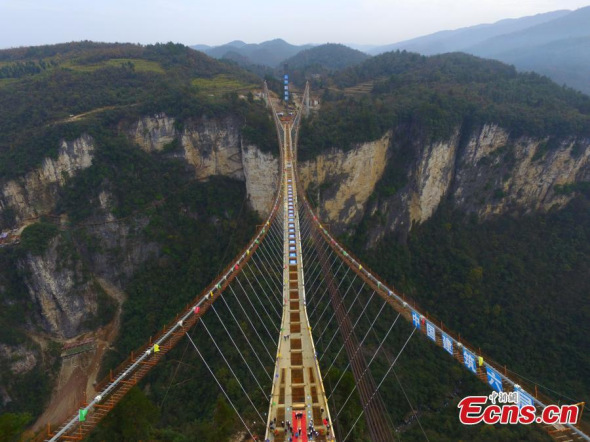 Steel decks of a skywalk glass bridge are joined together in Zhangjiajie, Central China’s Hunan province on December 3, 2015. (Photo/CFP) Steel decks of a skywalk glass bridge are joined together in Zhangjiajie, Central China’s Hunan province on December 3, 2015. (Photo/CFP)