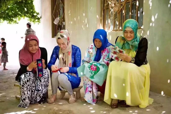 Uygur embroiderers. (Photo/people.cn) Uygur embroiderers. (Photo/people.cn)