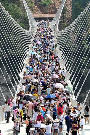 Tourists pack the bridge on Aug 20. The bridge was averaging more than 10,000 visitors a day.(Shao Ying/For China Daily) Tourists pack the bridge on Aug 20. The bridge was averaging more than 10,000 visitors a day.(Shao Ying/For China Daily)