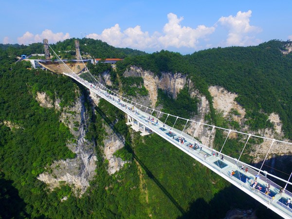 A view of the 430-meter glass-bottom bridge in Zhangjiajie, Hunan province, in August. (Shao Ying/For China Daily) A view of the 430-meter glass-bottom bridge in Zhangjiajie, Hunan province, in August. (Shao Ying/For China Daily)