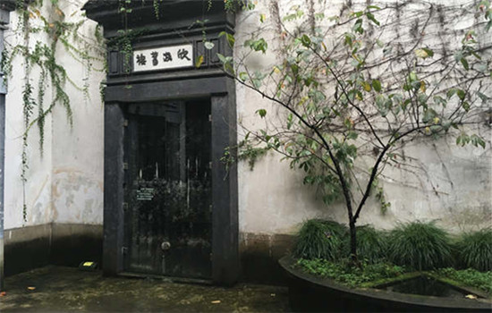 Feng Zikai's former residence takes on southern residential features, exquisite with a compact layout. (Photos By Yang Yang / China Daily) Feng Zikai's former residence takes on southern residential features, exquisite with a compact layout. (Photos By Yang Yang / China Daily)