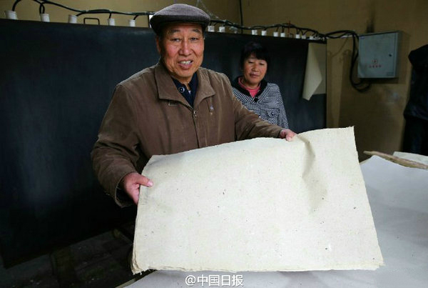 Liu Xiaodong shows panda poop paper. (Photo/Weibo) Liu Xiaodong shows panda poop paper. (Photo/Weibo)