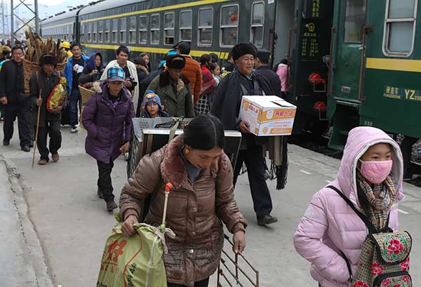 Passengers get off a train in Xide county, Sichuan province, on Saturday. Ticket prices for the train have remained unchanged for more than 20 years amid government poverty relief efforts. (Photo/Xinhua) Passengers get off a train in Xide county, Sichuan province, on Saturday. Ticket prices for the train have remained unchanged for more than 20 years amid government poverty relief efforts. (Photo/Xinhua)