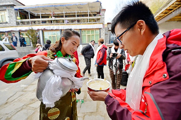 Dekyi, a Tibetan resident, serves barley wine to a tourist who opted for a home stay at her house in Lhasa, Tibet autonomous region, in November. (Photo by Liu Dongjun/Xinhua) Dekyi, a Tibetan resident, serves barley wine to a tourist who opted for a home stay at her house in Lhasa, Tibet autonomous region, in November. (Photo by Liu Dongjun/Xinhua)