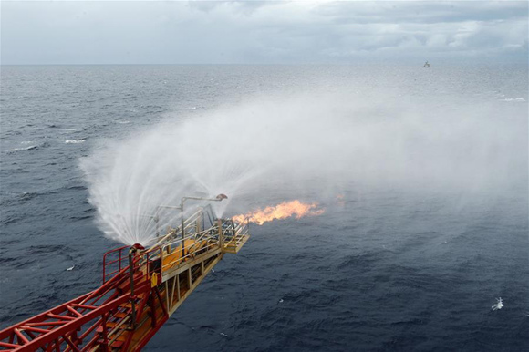 Photo taken on May 16, 2017 shows the flames spouting from the trial mining site in the Shenhu area of the South China Sea. China has succeeded in collecting samples of combustible ice in the South China Sea, a major breakthrough that may lead to a global energy revolution, Minister of Land and Resources Jiang Daming said Thursday. (Xinhua/Liang Xu) Photo taken on May 16, 2017 shows the flames spouting from the trial mining site in the Shenhu area of the South China Sea. China has succeeded in collecting samples of combustible ice in the South China Sea, a major breakthrough that may lead to a global energy revolution, Minister of Land and Resources Jiang Daming said Thursday. (Xinhua/Liang Xu)