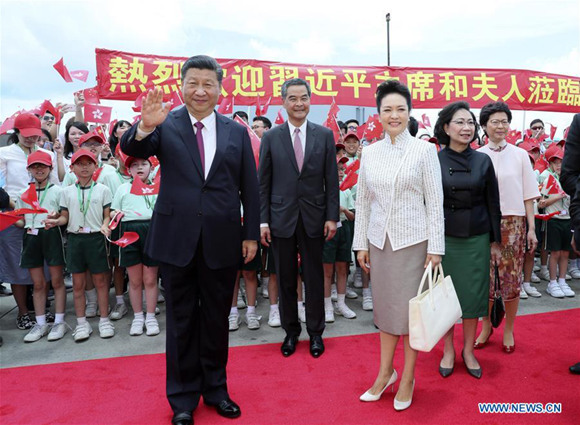Chinese President Xi Jinping (L, front) and his wife Peng Liyuan (R, front) greet the crowd upon their arrival in Hong Kong, south China, June 29, 2017. (Xinhua/Lan Hongguang) Chinese President Xi Jinping (L, front) and his wife Peng Liyuan (R, front) greet the crowd upon their arrival in Hong Kong, south China, June 29, 2017. (Xinhua/Lan Hongguang)