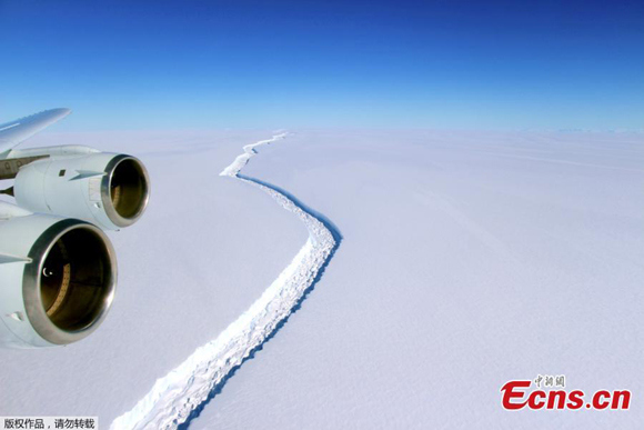 A rift across the Larsen C Ice Shelf that had grown longer and deeper is seen during an airborne surveys of changes in polar ice over the Antarctic Peninsula from NASA’s DC-8 research aircraft on November 10, 2016. (File photo/Agencies) A rift across the Larsen C Ice Shelf that had grown longer and deeper is seen during an airborne surveys of changes in polar ice over the Antarctic Peninsula from NASA’s DC-8 research aircraft on November 10, 2016. (File photo/Agencies)
