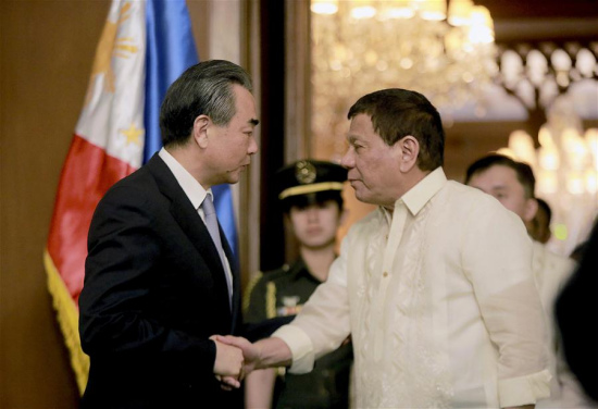 Visiting Chinese Foreign Minister Wang Yi (Front L) meets with Philippine President Rodrigo Duterte (Front R) in Manila, the Philippines, on July 25, 2017. (Xinhua/Rouelle Umali) Visiting Chinese Foreign Minister Wang Yi (Front L) meets with Philippine President Rodrigo Duterte (Front R) in Manila, the Philippines, on July 25, 2017. (Xinhua/Rouelle Umali)