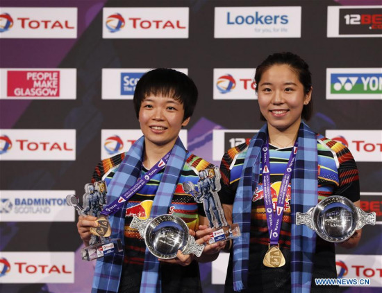 Chen Qingchen(L)/Jia Yifan of China pose during the awarding ceremony for the women's doubles final match with Yuki Fukushima/Sayaka Hirota of Japan at BWF Badminton World Championships 2017 in Glasgow, Scotland, Britain on Aug. 27, 2017. Chen Qingchen/Jia Yifan claimed the title. (Xinhua/Han Yan) Chen Qingchen(L)/Jia Yifan of China pose during the awarding ceremony for the women's doubles final match with Yuki Fukushima/Sayaka Hirota of Japan at BWF Badminton World Championships 2017 in Glasgow, Scotland, Britain on Aug. 27, 2017. Chen Qingchen/Jia Yifan claimed the title. (Xinhua/Han Yan)
