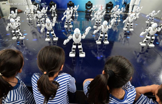 Robots dance as children look on during an exhibition in an amusement park in Handan City of north China's Hebei Province, Aug. 18, 2017. Children in vacation are attracted to learn more about the AI machines. (Xinhua/Hao Qunying) Robots dance as children look on during an exhibition in an amusement park in Handan City of north China's Hebei Province, Aug. 18, 2017. Children in vacation are attracted to learn more about the AI machines. (Xinhua/Hao Qunying)
