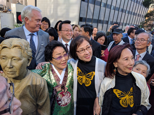 Yong-soo Lee (left), 89, a South Korean