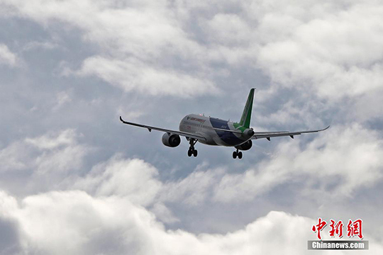 The Chinese-produced large passenger jet, C919, takes off from Shanghai Pudong International Airport on Friday morning. (Photo: China News Service/Yin Liqin) The Chinese-produced large passenger jet, C919, takes off from Shanghai Pudong International Airport on Friday morning. (Photo: China News Service/Yin Liqin)