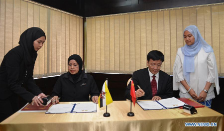 Cao Jianming (2nd R), Procurator-General of the Supreme People's Procuratorate of China, and Hajah Hayati (2nd L), the Attorney General of Brunei Darussalam, sign a joint statement on further enhancing cooperation between both sides in Bandar Seri Begawan, capital of Brunei, on Nov. 25, 2017. (Xinhua/Jeffrey Wong) Cao Jianming (2nd R), Procurator-General of the Supreme People's Procuratorate of China, and Hajah Hayati (2nd L), the Attorney General of Brunei Darussalam, sign a joint statement on further enhancing cooperation between both sides in Bandar Seri Begawan, capital of Brunei, on Nov. 25, 2017. (Xinhua/Jeffrey Wong)
