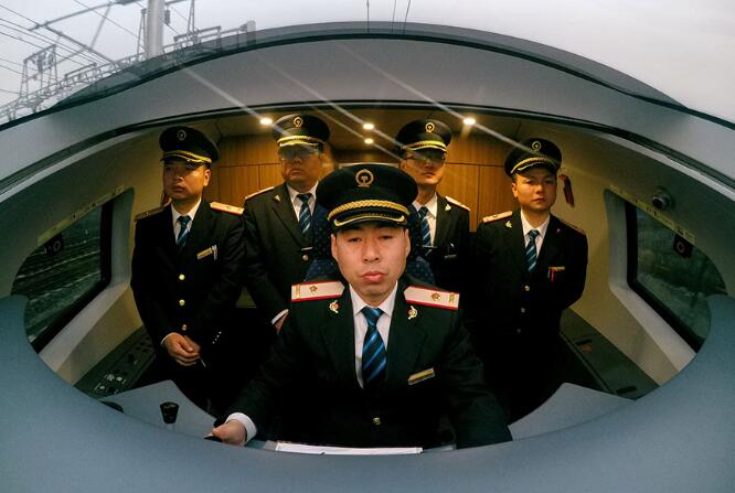 Wang Chuangcu (front) demonstrates how to drive a CRH 3A bullet train to new drivers. (Photo by Liu Xiang/China Daily) Wang Chuangcu (front) demonstrates how to drive a CRH 3A bullet train to new drivers. (Photo by Liu Xiang/China Daily)