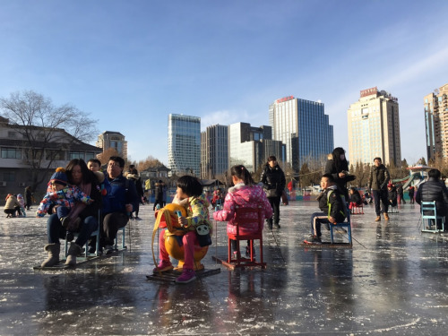 With improved air quality in Beijing, people near Tuanjiehu Park are choosing to spend time with children outdoors. / CGTN Photo With improved air quality in Beijing, people near Tuanjiehu Park are choosing to spend time with children outdoors. / CGTN Photo