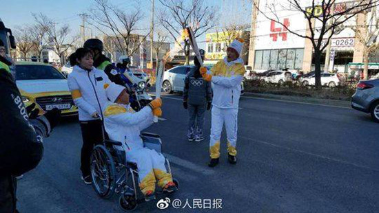 Yan Yuhong serves as a torchbearer for the 2018 Winter Olympic Games in Pyeongchang, South Korea. (Photo: People's Daily) Yan Yuhong serves as a torchbearer for the 2018 Winter Olympic Games in Pyeongchang, South Korea. (Photo: People's Daily)