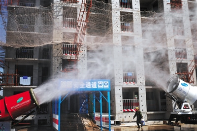 A multi-functional mist-generation machine sprays water over rising dust from a building site in the Chaoyang District's Dongba area, May 10, 2016. (File photo/Beijing News) A multi-functional mist-generation machine sprays water over rising dust from a building site in the Chaoyang District's Dongba area, May 10, 2016. (File photo/Beijing News)