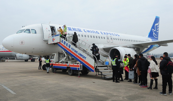 Passengers board a flight bound for Chongqing at Fuyang Xiguan Airport in Anhui province on Monday. (WANG BIAO/FOR CHINA DAILY) Passengers board a flight bound for Chongqing at Fuyang Xiguan Airport in Anhui province on Monday. (WANG BIAO/FOR CHINA DAILY)