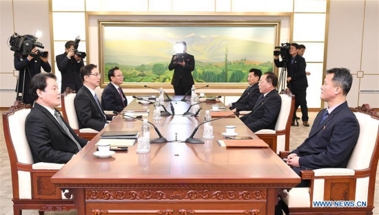 South Korean delegation (L) and the Democratic People's Republic of Korea (DPRK) delegation hold talks at the truce village of Panmunjom, Jan. 17, 2018. (Xinhua/South Korean Unification Ministry)