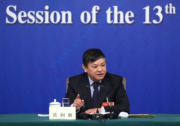 Huang Runqiu, vice-minister of environmental protection answers questions at a news conference on the sidelines of the annual session of the National People's Congress in Beijing, March 10, 2018. (Photo/Xinhua) Huang Runqiu, vice-minister of environmental protection answers questions at a news conference on the sidelines of the annual session of the National People's Congress in Beijing, March 10, 2018. (Photo/Xinhua)