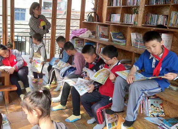 Library over garage transforms a village