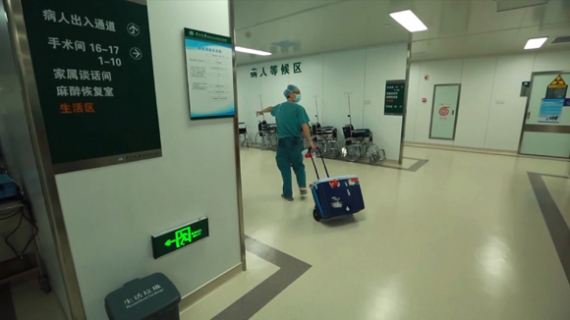 Doctor Liu Dong leaves the operating room at Sun Yat-sen Memorial Hospital with the donor's lungs. (Wang Yue/CGTN Photo) Doctor Liu Dong leaves the operating room at Sun Yat-sen Memorial Hospital with the donor's lungs. (Wang Yue/CGTN Photo)