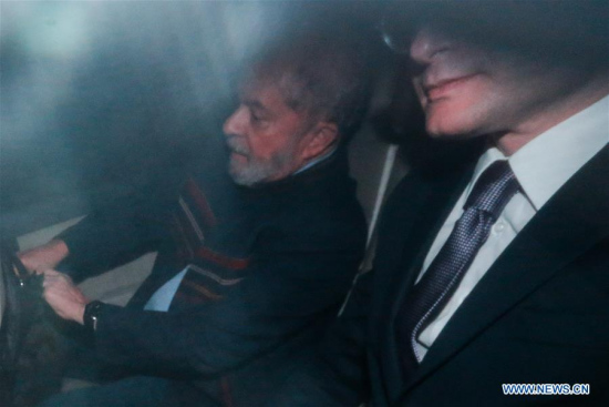 Former Brazilian President Luiz Inacio Lula da Silva (L) leaves the headquarters of the Metal Workers' Union in Sao Bernardo do Campo, near Sao Paulo, Brazil, on April 5, 2018. (Xinhua/AGENCIA ESTADO/Felipe Rau)