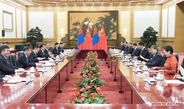 Chinese Premier Li Keqiang holds talks with Mongolian Prime Minister Ukhnaa Khurelsukh at the Great Hall of the People in Beijing, capital of China, April 9, 2018. (Xinhua/Wang Ye)