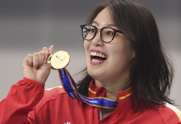 Fu Yuanhui, known for her cheerful interviews and eccentric demeanor, displays her backstroke gold at the National Games last September in Tianjin. (Photo/Xinhua) Fu Yuanhui, known for her cheerful interviews and eccentric demeanor, displays her backstroke gold at the National Games last September in Tianjin. (Photo/Xinhua)