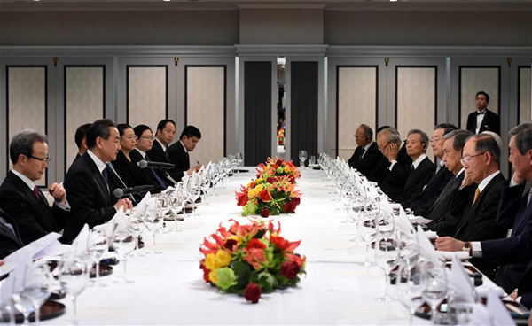 Chinese State Councilor and Foreign Minister Wang Yi (2nd L) meets with representatives of seven Japan-China friendship organizations in Tokyo, Japan, April 16, 2018. (Xinhua/Ma Ping)