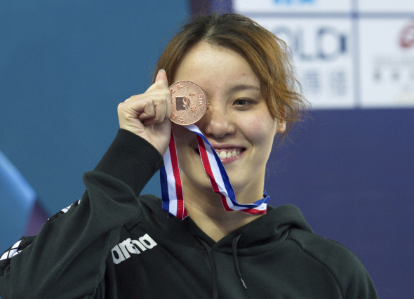Injury-plagued Fu Yuanhui, who on Friday said she was pondering retirement, rediscovered her trademark smile after winning the national 50m backstroke title on Sunday. (Photo/Xinhua) Injury-plagued Fu Yuanhui, who on Friday said she was pondering retirement, rediscovered her trademark smile after winning the national 50m backstroke title on Sunday. (Photo/Xinhua)