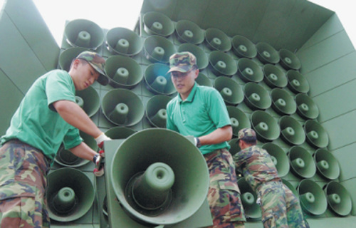Soldiers remove a battery of propaganda loudspeakers on the border with the DPRK on June 16, 2004, in Paju, the ROK. (Photo provided to China Daily) Soldiers remove a battery of propaganda loudspeakers on the border with the DPRK on June 16, 2004, in Paju, the ROK. (Photo provided to China Daily)
