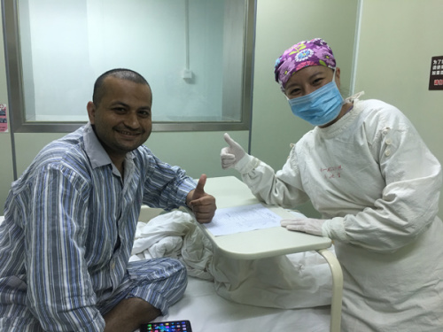 Pakistani patient Tahseen Dilbar poses for a photo with a medical staff member at Shanghai General Hospital on Thursday. (Photo provided to China Daily) Pakistani patient Tahseen Dilbar poses for a photo with a medical staff member at Shanghai General Hospital on Thursday. (Photo provided to China Daily)
