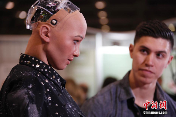 Sophia, an artificial intelligence-based robot, takes questions onstage at a Toronto innovation show on April 30, 2018. (Photo/China News Service)